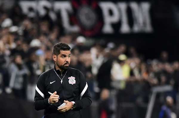 Corinthians mantém invencibilidade e bom desempenho mesmo com polêmicas e despedidas.