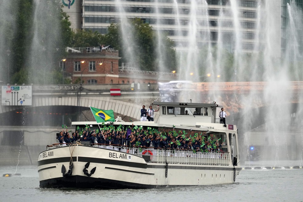 Delegação do Brasil navega no rio Sena na abertura dos Jogos de Paris — Foto: REUTERS/Aleksandra Szmigiel