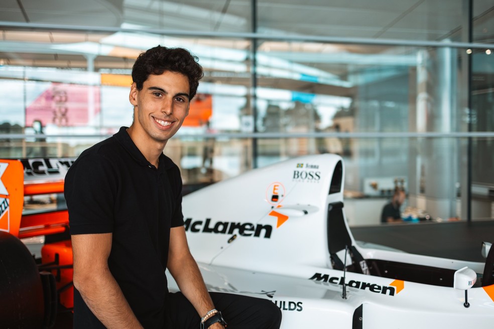 Gabriel Bortoleto, campeão da F3 2023, posa ao lado da McLaren MP4/8 de Ayrton Senna na sede da equipe britânica — Foto: Divulgação