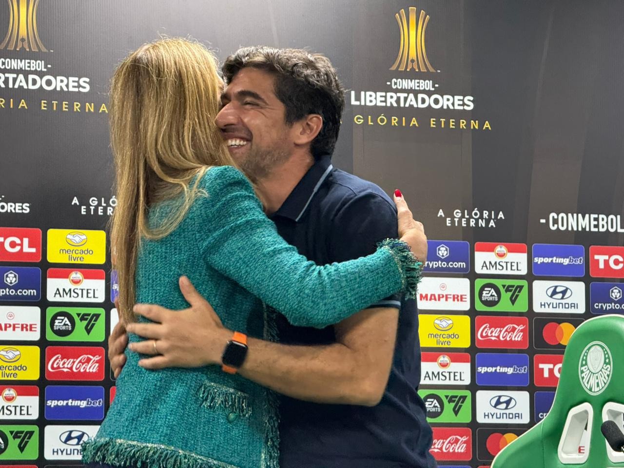 Leila Pereira abraça Abel e exalta: 