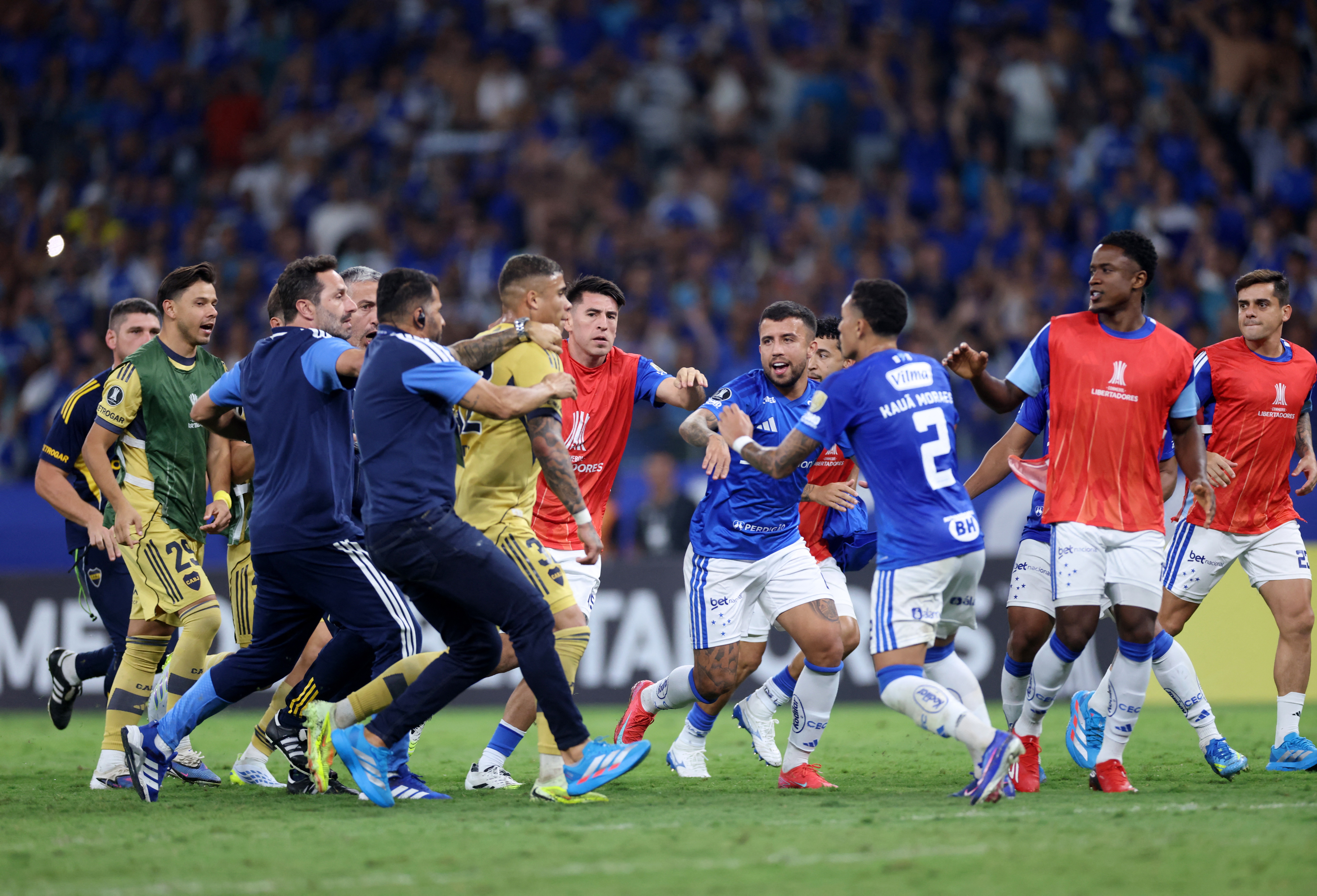 Confusão em Campo: Cruzeiro e Boca Juniors protagonizam tumulto no Mineirão