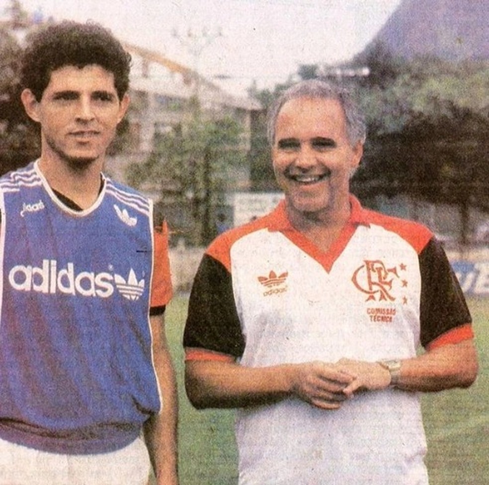 Ex-zagueiro do Flamengo, Fernando ao lado de Valdir Espinosa na Gávea em 1989 — Foto: Arquivo Pessoal