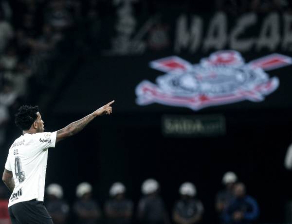 A caminho do Santos, Gil se despede do Corinthians: 