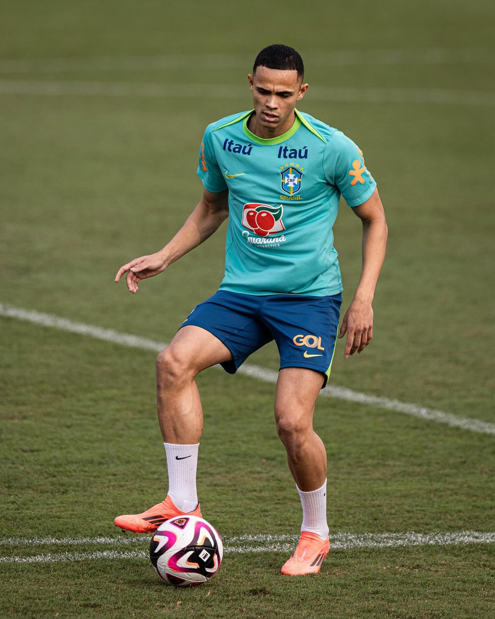 Lateral-direito Vanderson em treino da seleção brasileira — Foto: Reprodução / Instagram