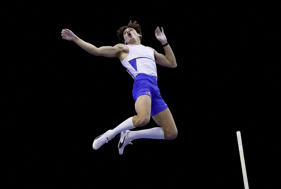 Armand Duplantis quebra recorde e é campeão mundial de salto com vara