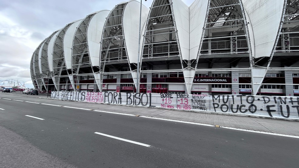 Faixas de protesto do Inter — Foto: Mylena Acosta/RBS TV