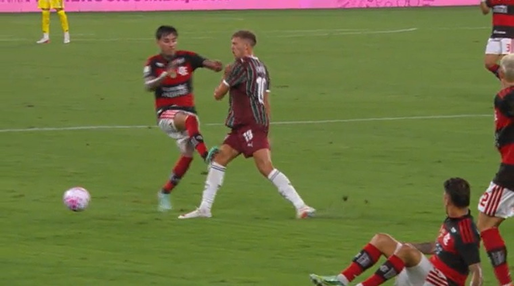 Flamengo x Fluminense: PC Oliveira diz que Pulgar deveria ter sido expulso por entrada em Castillo