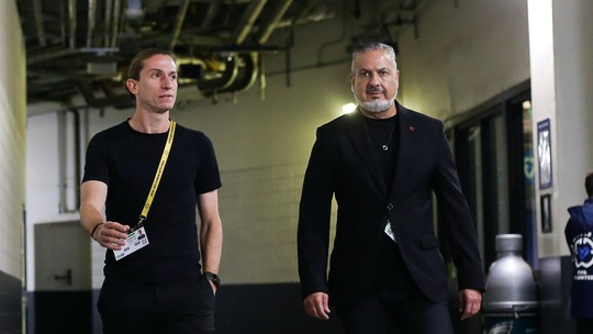 Filipe Luís escolhe ex-agente de CR7 como empresário para negociar renovação - Conversas devem avançar na Data Fifa de outubro
