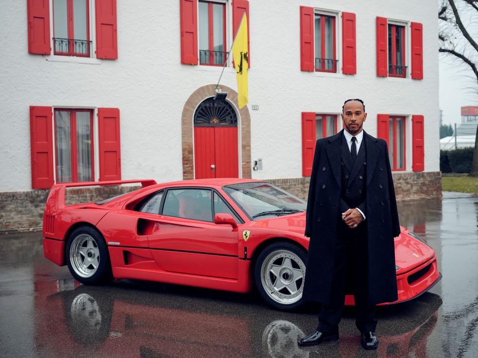 Lewis Hamilton posa em Maranello no seu primeiro dia oficial como piloto da Ferrari na Fórmula 1 — Foto: André D. Wagner/Scuderia Ferrari