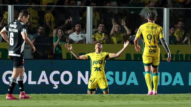 Negueba comemora gol do Mirassol contra o Vasco