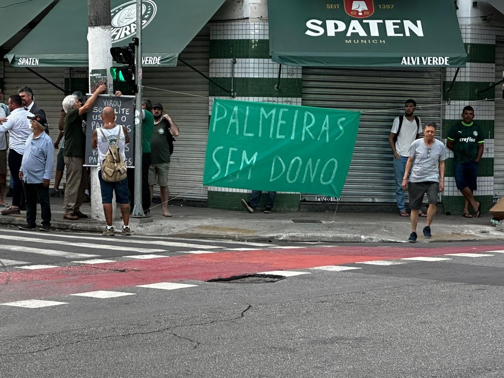 Uma das faixas expostas durante protesto da torcida do Palmeiras — Foto: Thiago Ferri