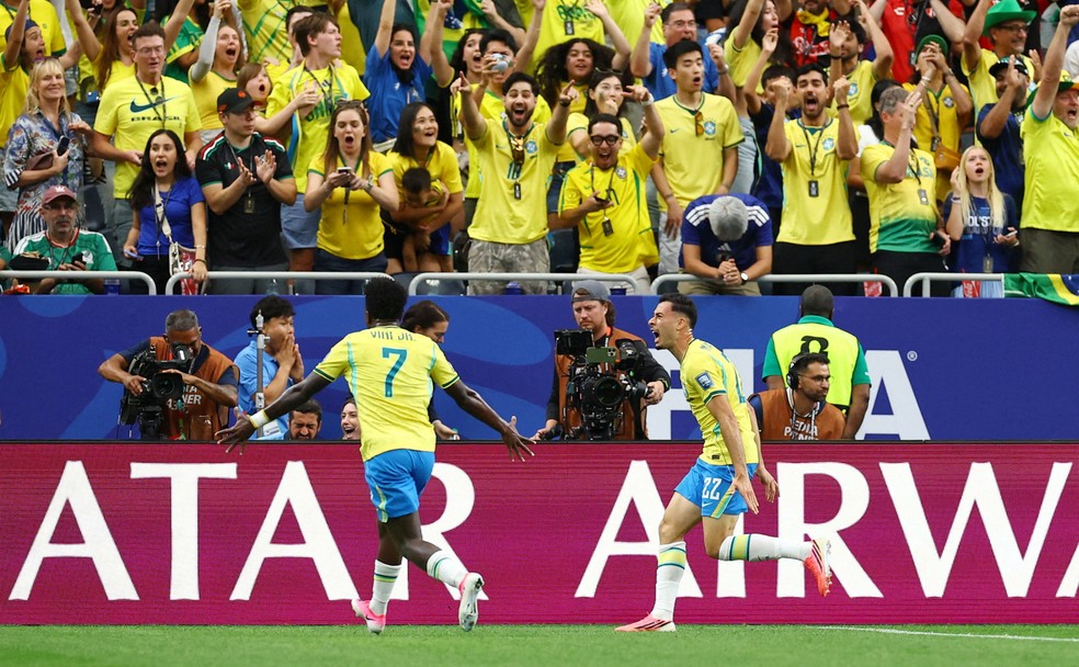 Martinelli comemora gol do Brasil contra o Japão