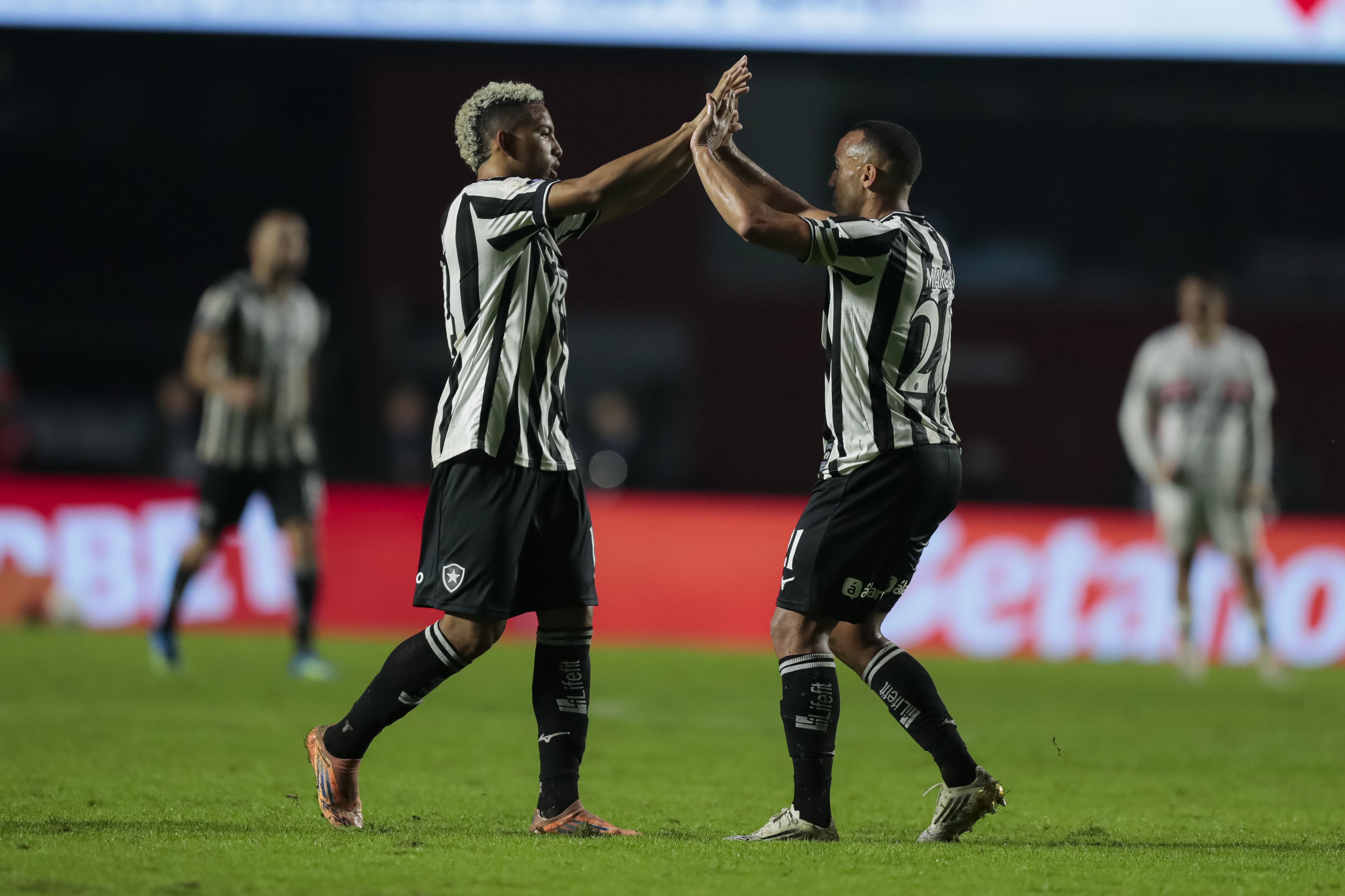 Análise: Botafogo fica no lucro após péssimo primeiro tempo, mas encontra caminho com mudanças