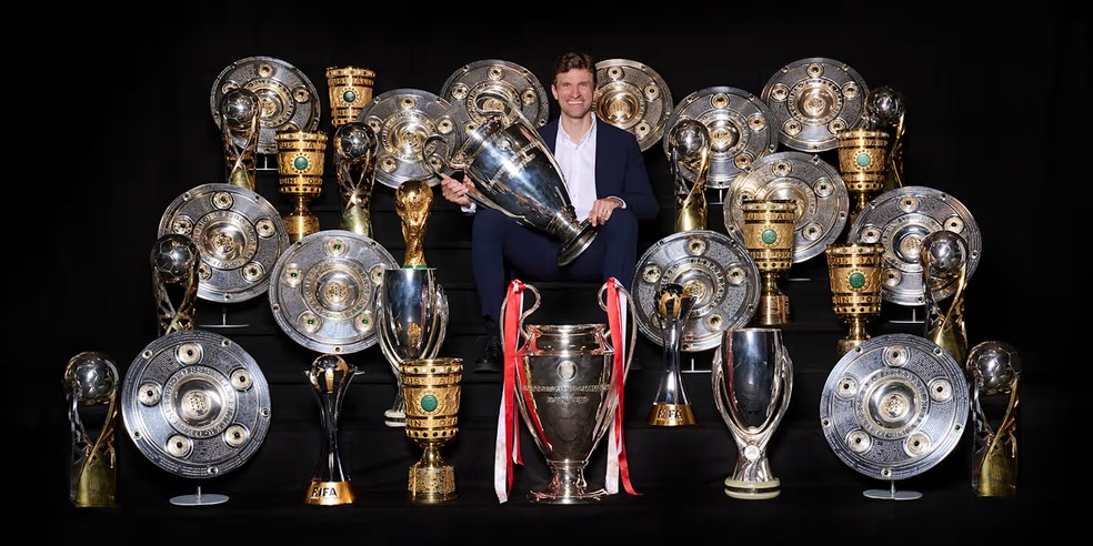 Thomas Müller posa com os 33 títulos que conquistou pelo Bayern de Munique — Foto: Divulgação/Bayern de Munique