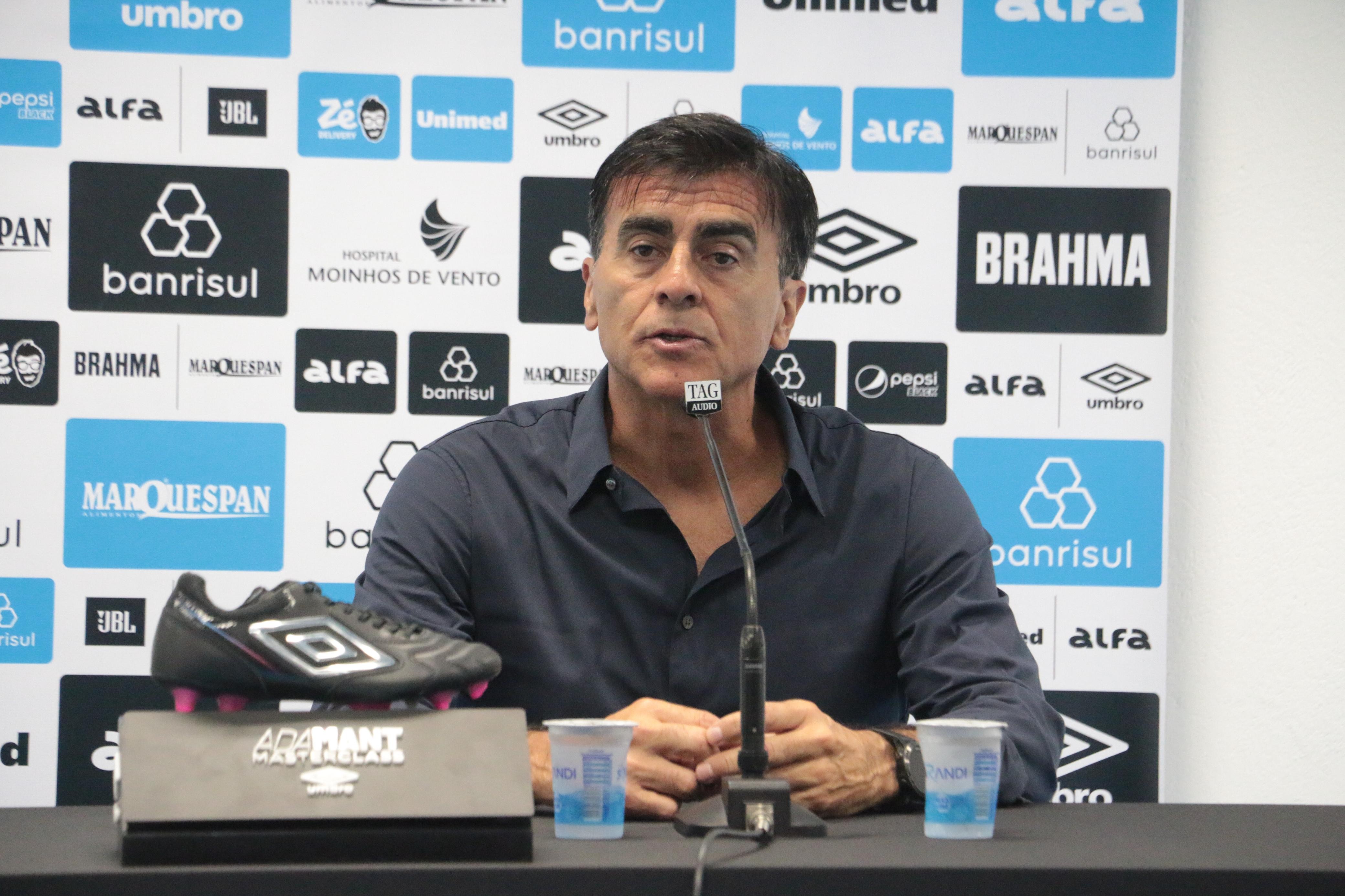 Quinteros destaca superioridade do Grêmio e aponta preocupação com arbitragem no jogo.