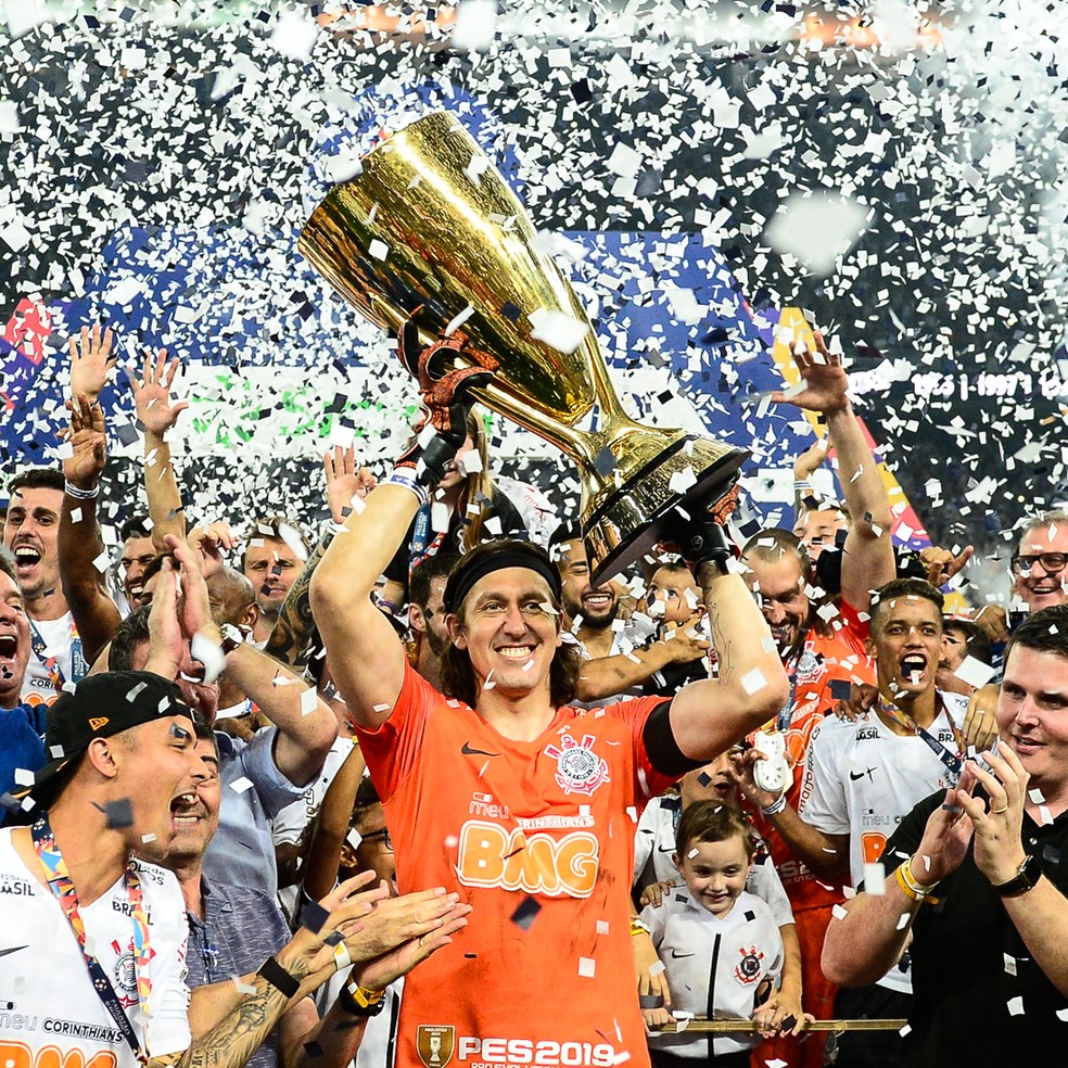 Cássio levanta a taça de campeão paulista — Foto: Renato Pizzutto/BP Filmes