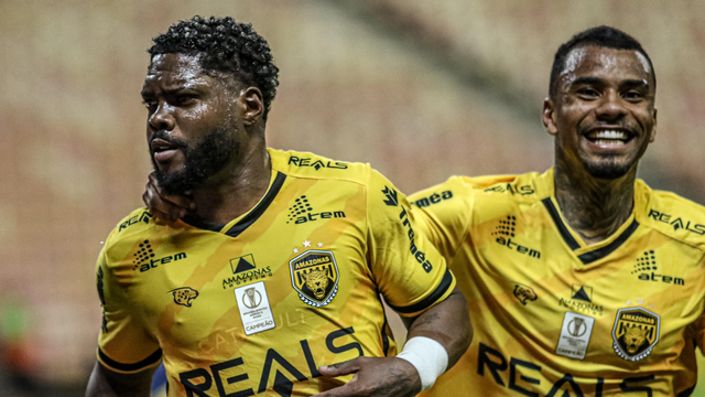 Luan (esquerda) fez o gol da vitória parcial no primeiro tempo