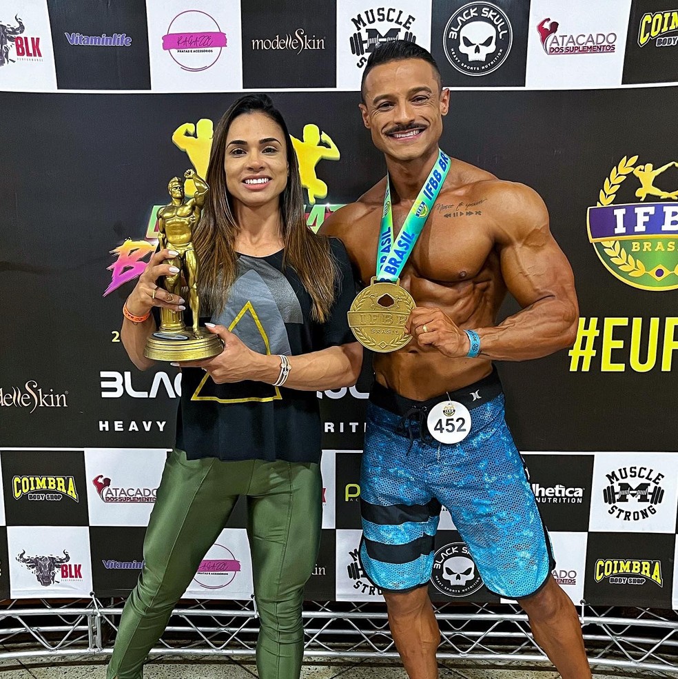Campeão Russo Da Fitness Posou Com Troféu Em Itália Fotografia