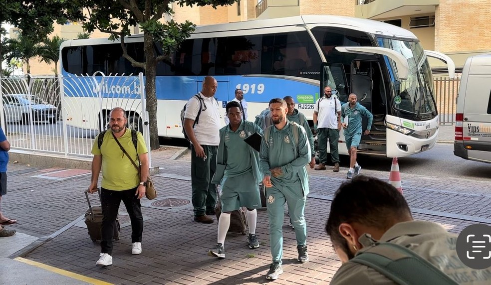 Endrick e Zé Rafael na chegada do Palmeiras ao Rio de Janeiro — Foto: Emilio Botta