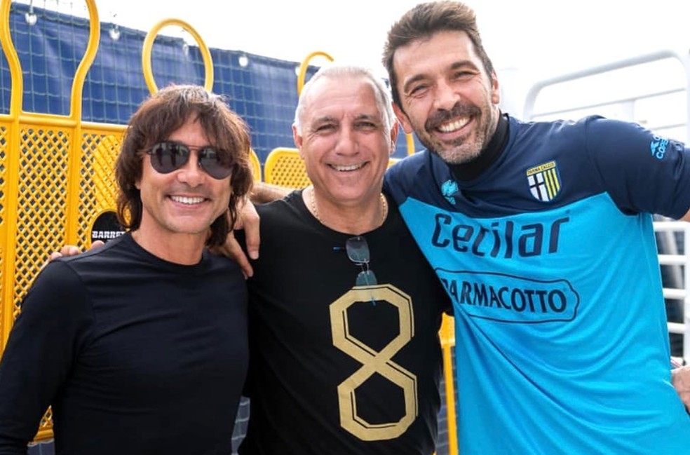 Benarrivo (esq) ao lado de Stoichkov e Buffon, ex-jogadores do Parma — Foto: Reprodução