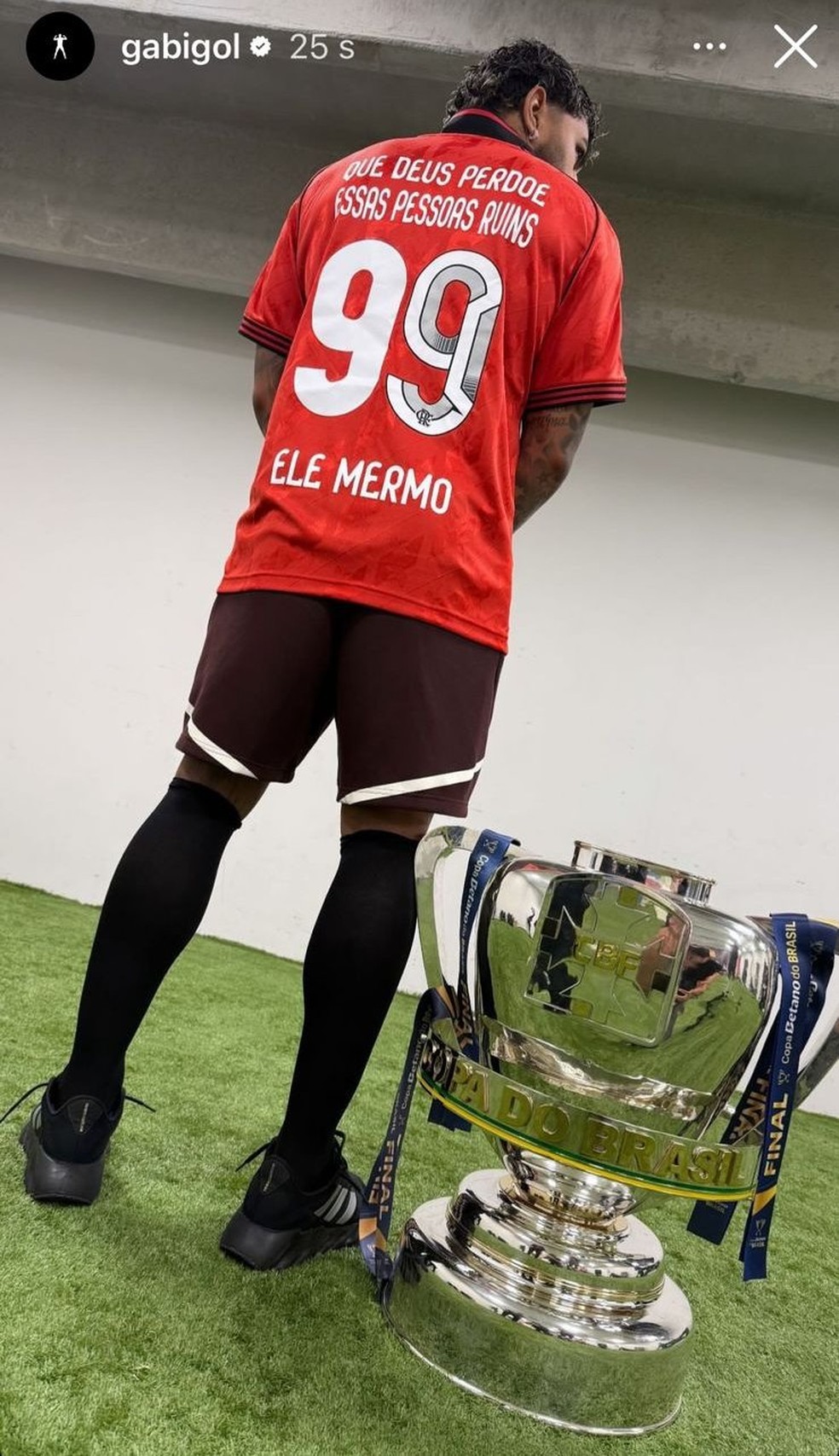 Gabigol taça Copa do Brasil camisa que Deus perdoe essas pessoas ruins — Foto: Reprodução/Instagram