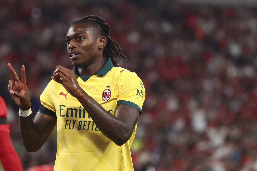 Rafael Leão comemora um gol pelo Milan contra o Liverpool — Foto: Giuseppe Cottini/AC Milan via Getty Images