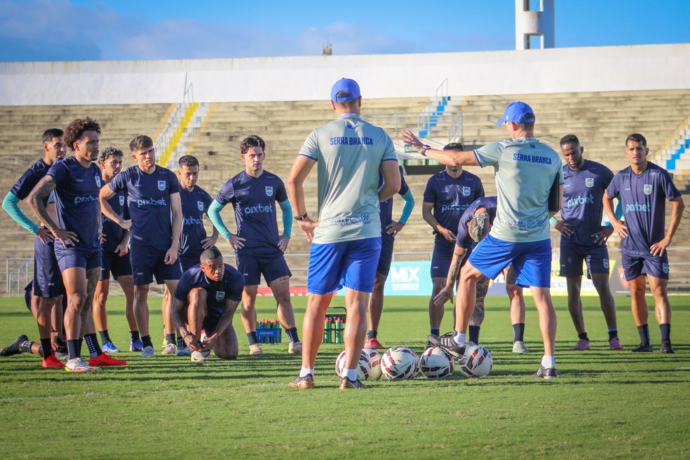 Elenco treinando no Estádio Amigão - Serra Branca