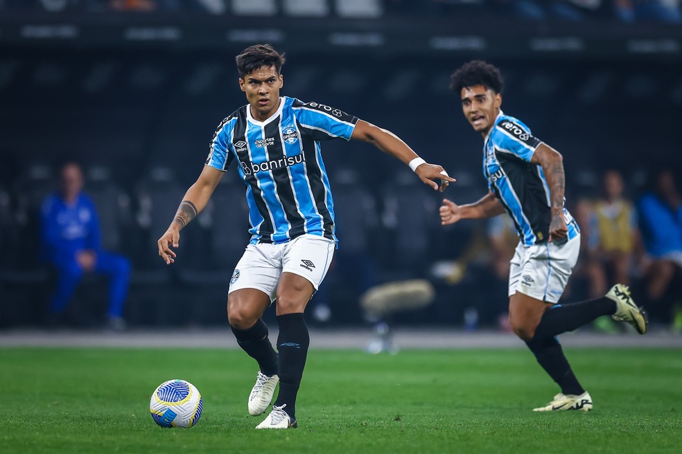 Arezo em ação pelo Grêmio — Foto: Lucas Uebel/Grêmio