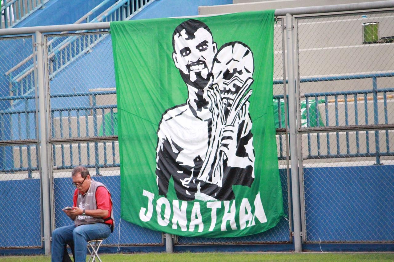Jonathan é homenageado pela torcida com desenho e aprova: 