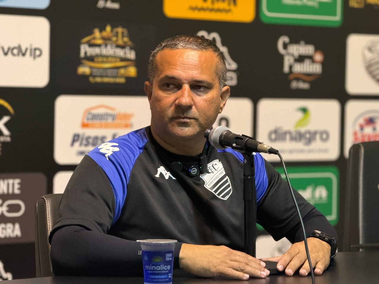 Pereira admite "dificuldades com contratações" por problemas extracampo no Comercial