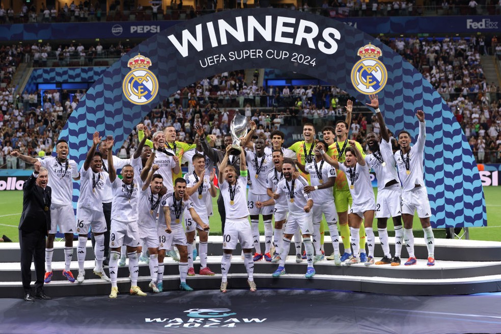 Real Madrid começou a temporada 2024/25 conquistando o troféu da Supercopa da Europa — Foto: Getty Images