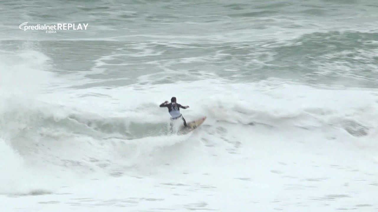 No dia do aniversário, Lucas Chumbo é campeão do Itacoatiara Big Wave ao lado de Pedro Scooby