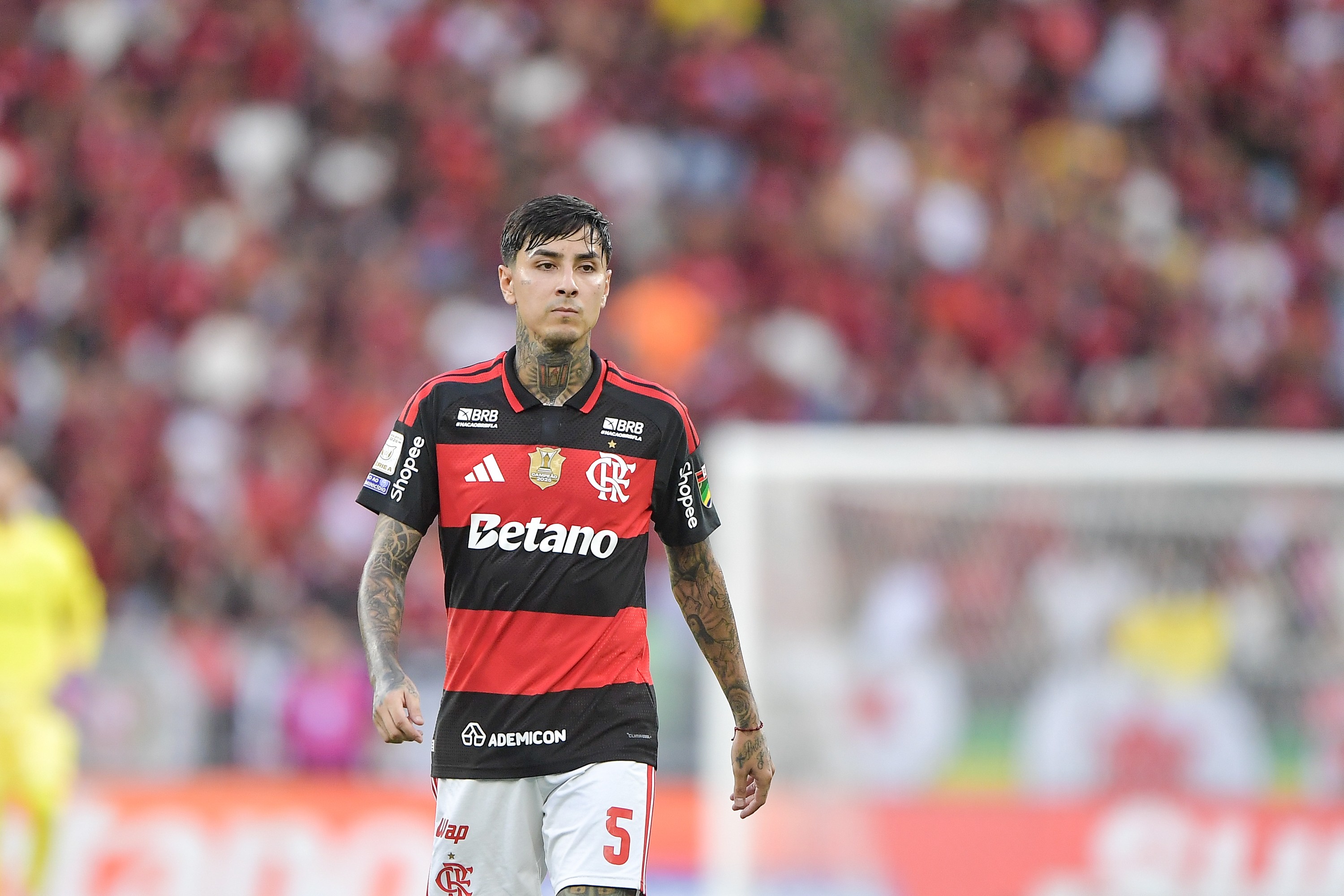 Flamengo anuncia renovação de Pulgar