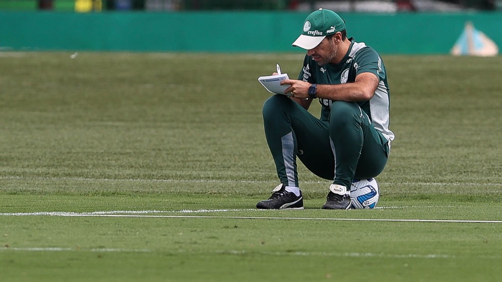 Abel Ferreira faz anotações durante treino do Palmeiras na Academia de Futebol — Foto: Cesar Greco/Palmeiras 