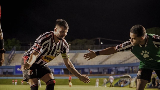 Matheus Lagoa comeora gol contra o Cianorte