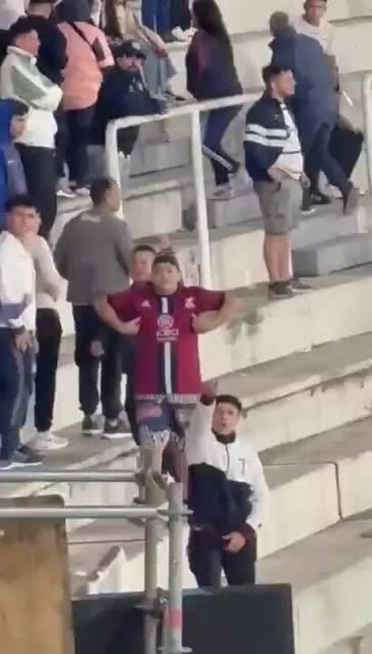 RACISMO DE NOVO? Torcedor do Talleres realiza ato racista contra torcida do São Paulo