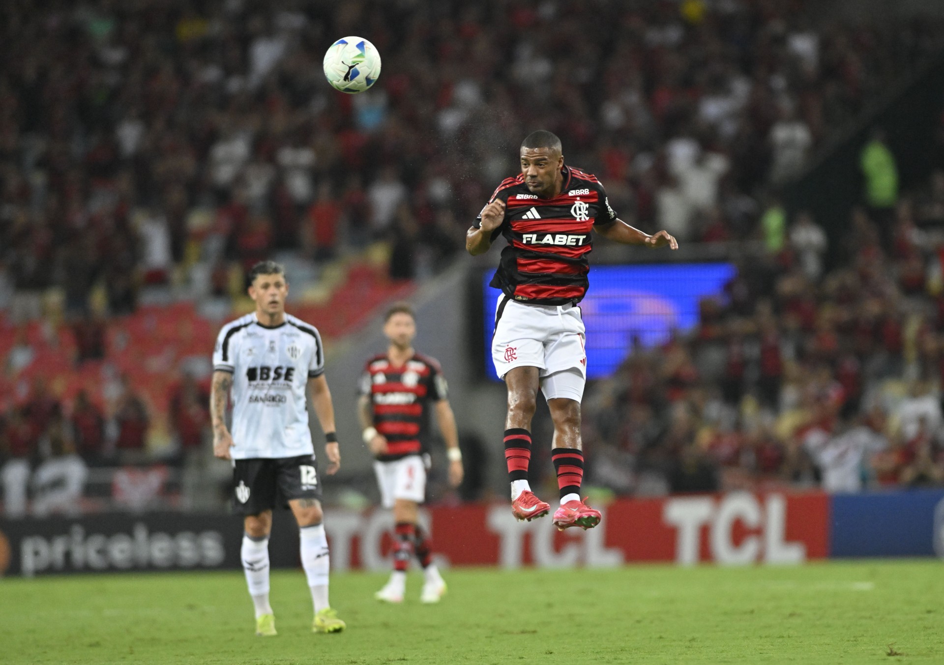 Erros defensivos custam caro ao Flamengo na Libertadores: confira as notas.