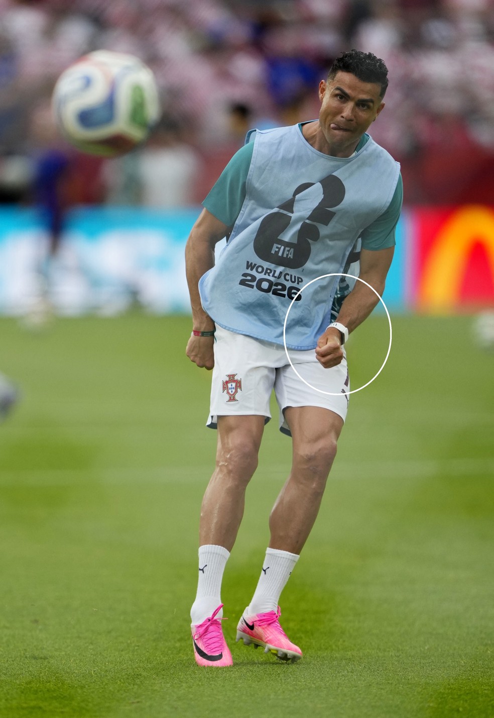 Cristiano Ronaldo com pulseira Whoop protegida por fita