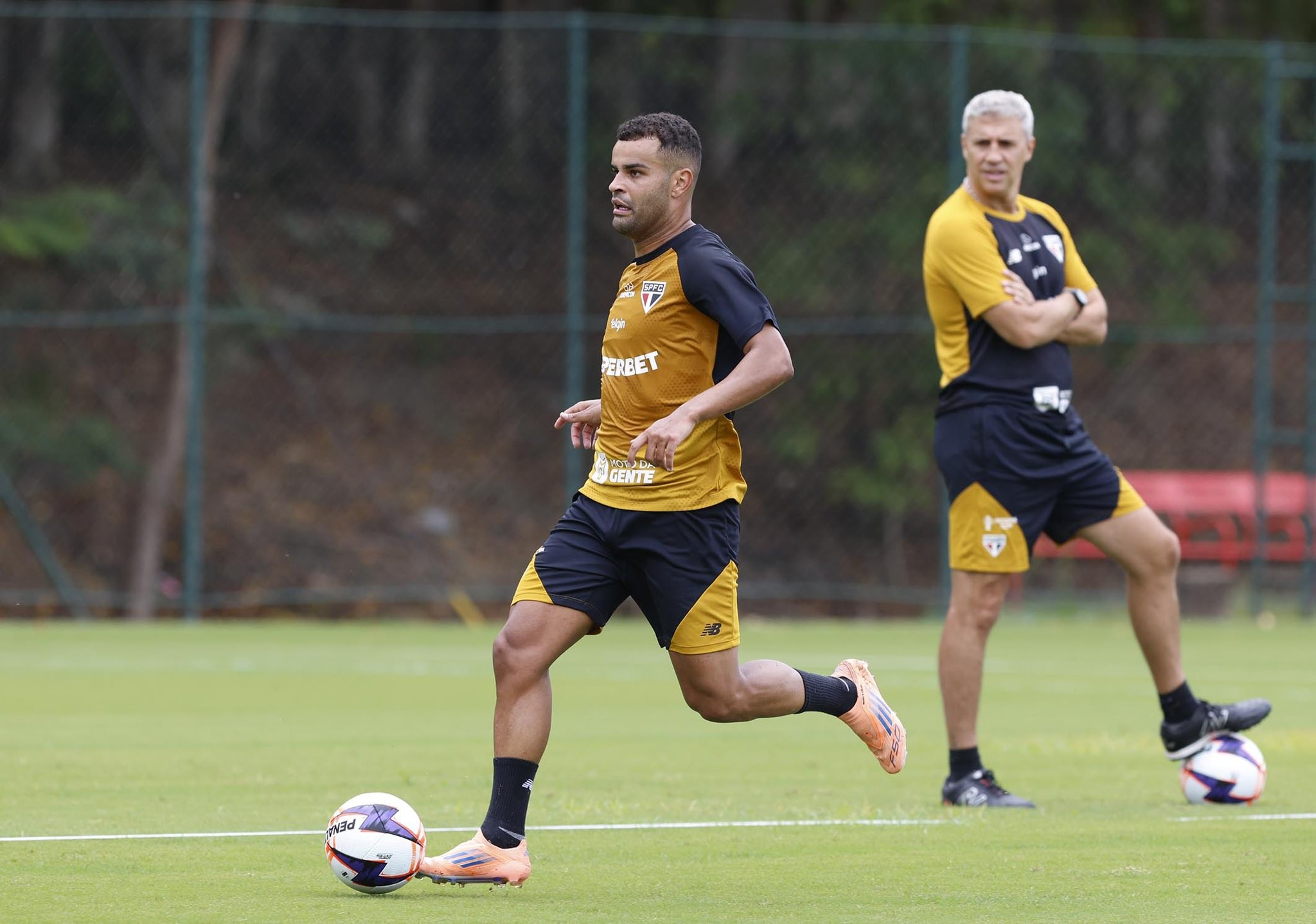 Reforço de rival? Corinthians tenta contratação de volante do São Paulo!
