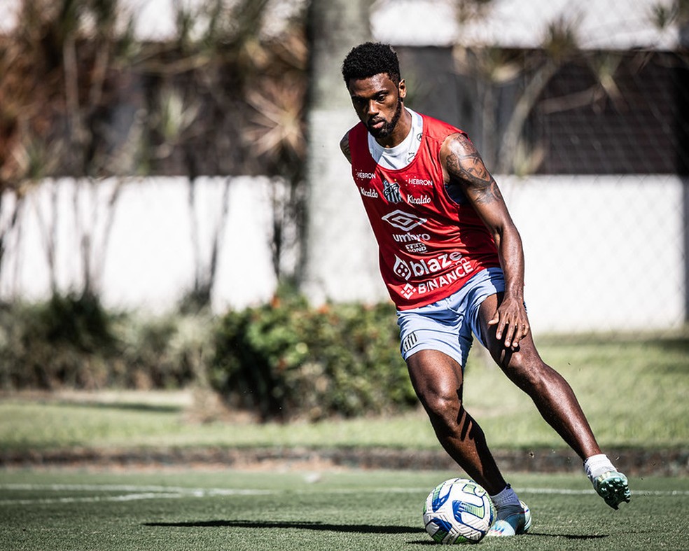 Bruno Mezenga durante treino do Santos — Foto: Raul Baretta/ Santos FC