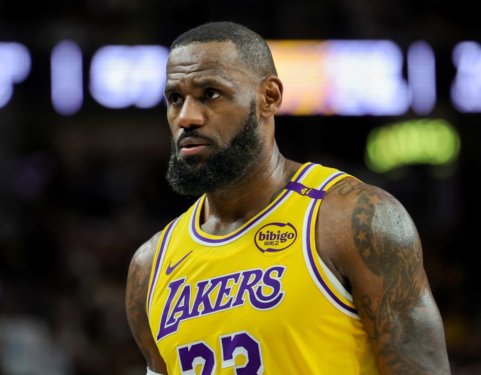 LeBron James com a camisa do Los Angeles Lakers — Foto: Ethan Miller/Getty Images