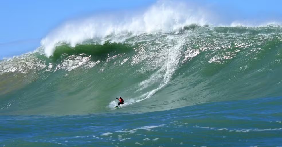 Marco Polo surfa onda gigante na Nazaré Brasileira — Foto: Luis Reis