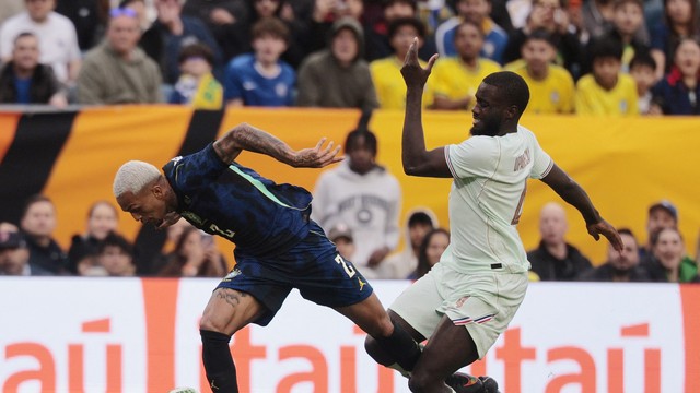 Upamecano é expulso após falta em Wesley em Brasil x França: lateral partia rumo ao gol