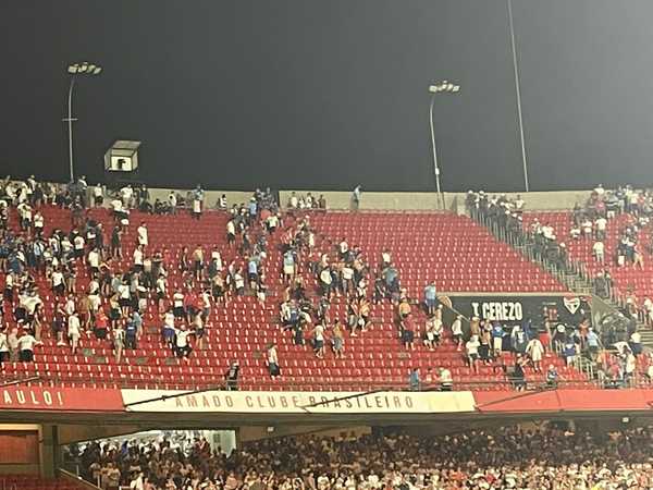 Torcedores do Nacional do Uruguai confrontam Polícia Militar no Morumbi.