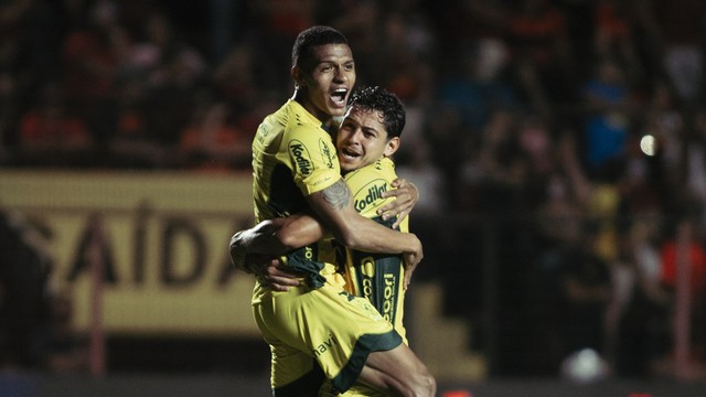Negueba e Guilherme Marques comemoram gol pelo Mirassol