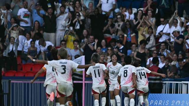 Japonesas comemoram o segundo gol da vitória sobre o Brasil