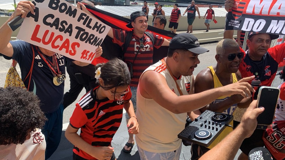 Torcedores aguardam chegada de Paquet� � Foto: T�baro Schmidt