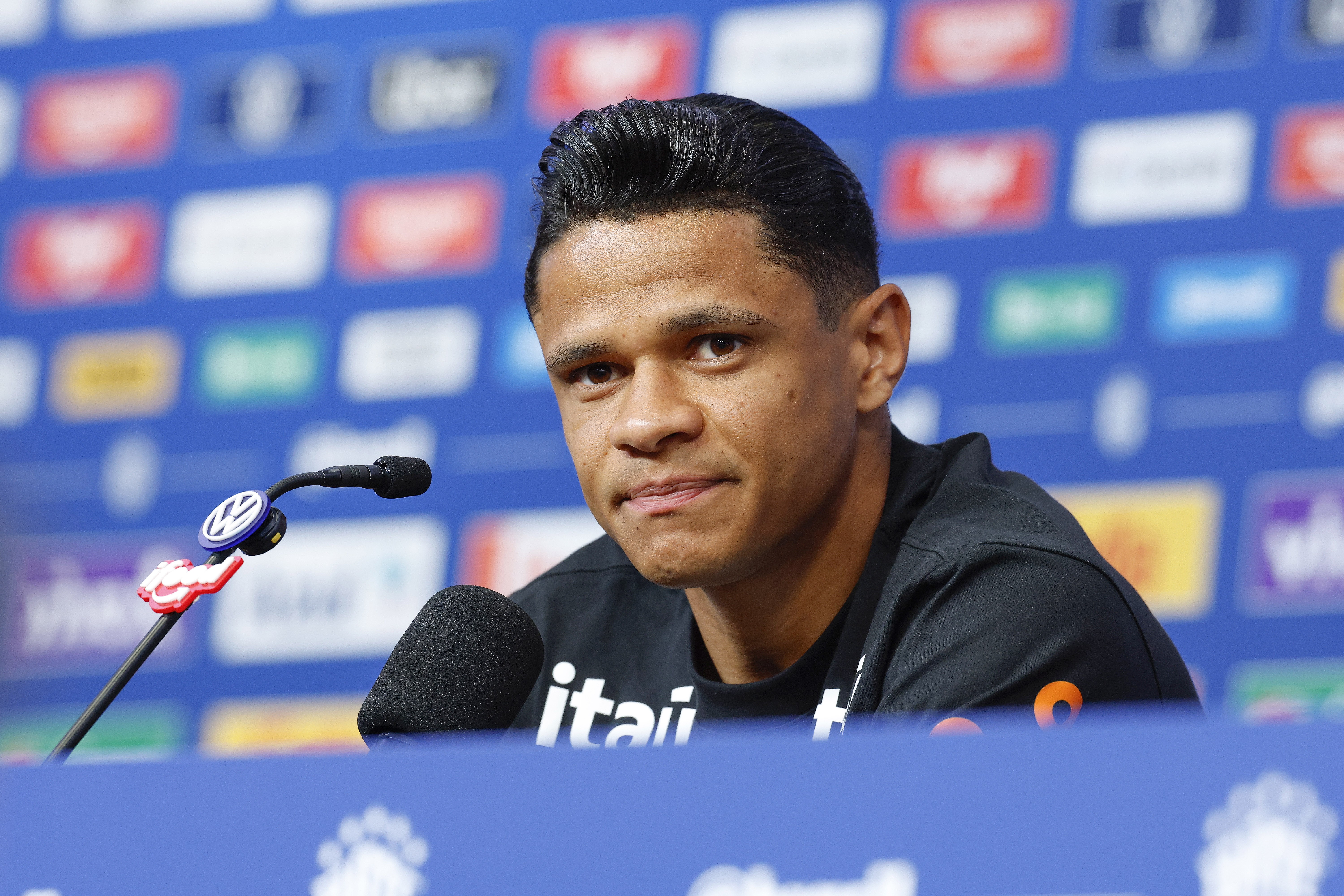 Douglas Santos celebra sequência na Seleção e avalia respaldo de Ancelotti: "Muito orgulho"