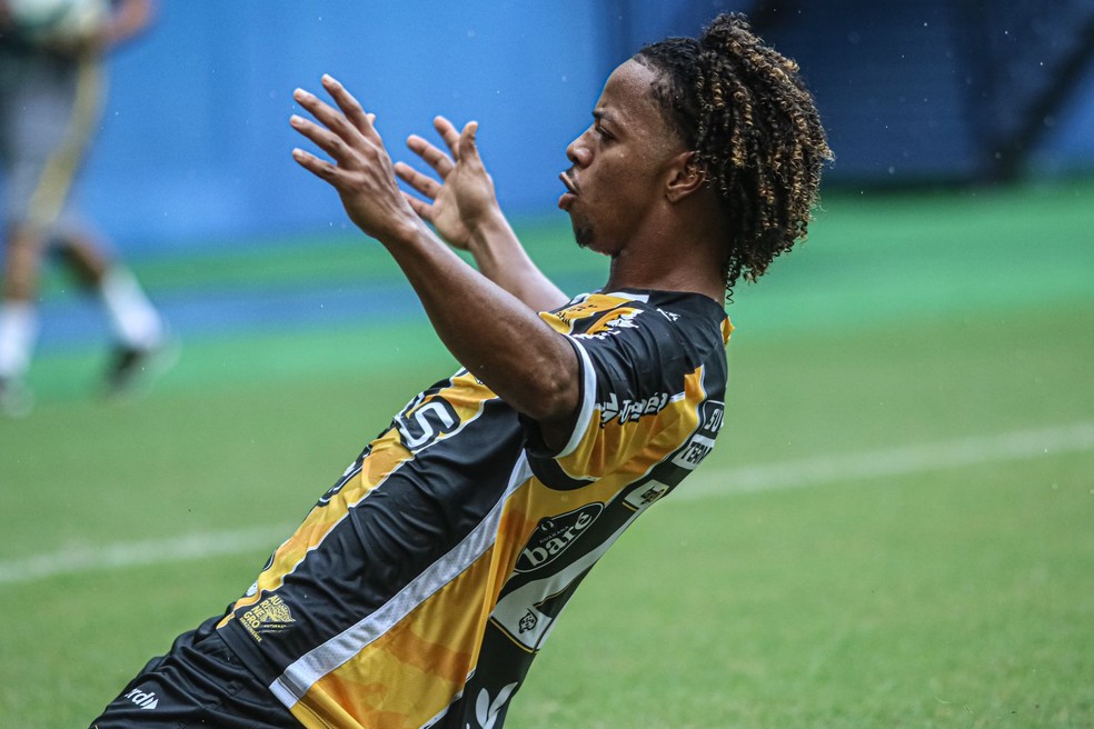 Ênio marcou o gol que deu avitória do Amazonas sobre o Santos, na Sèrie B — Foto: João Normando/AMFC