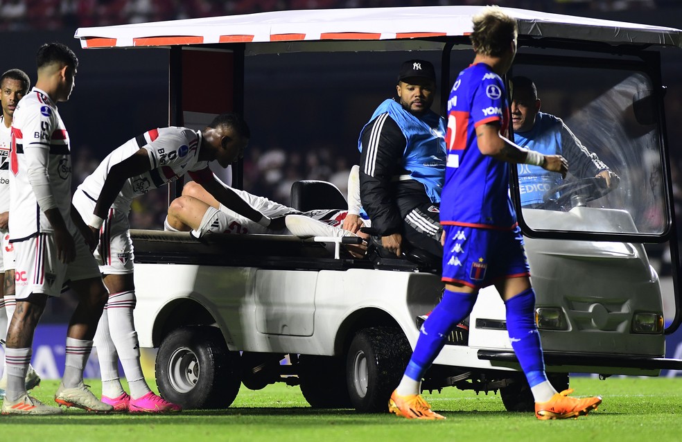 Beraldo deixa jogo contra a LDU chorando e preocupa o São Paulo